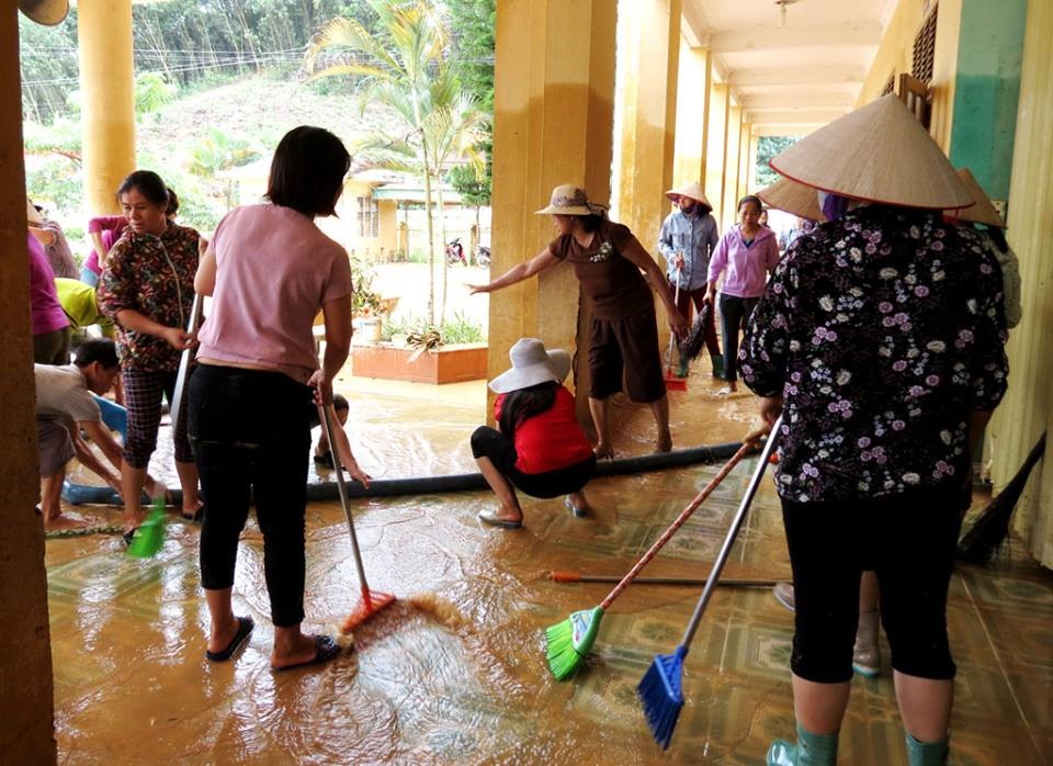 Các trường học bị ngập lụt huy động toàn bộ giáo viên, nhân viên dọn dẹp trường, lớp.