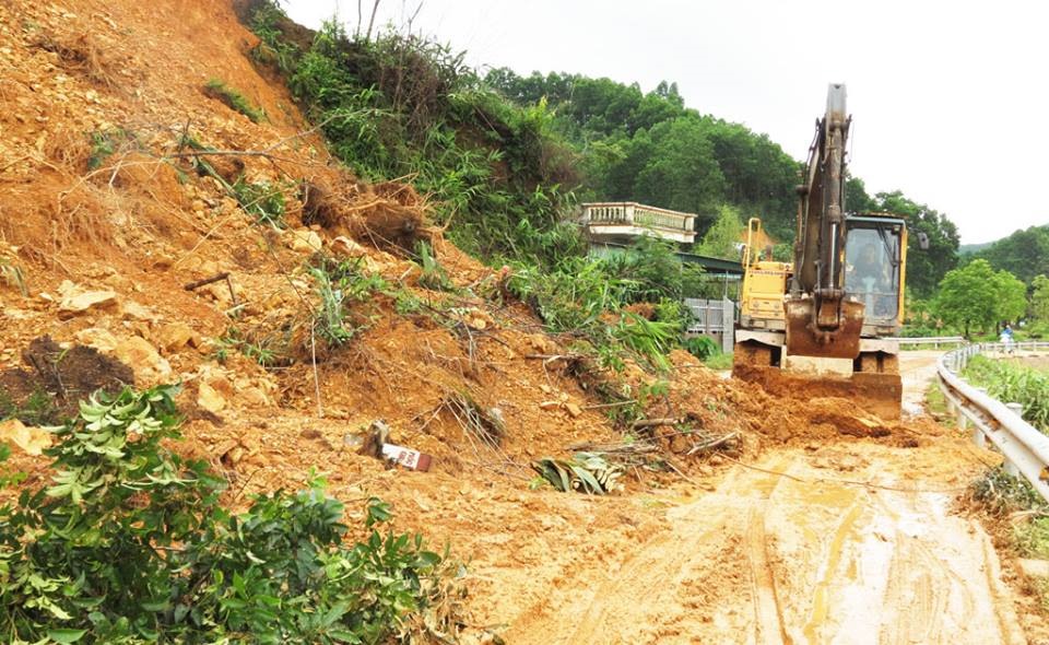 Khắc phục những điểm bị sạt lở gây ắc tắc giao thông.