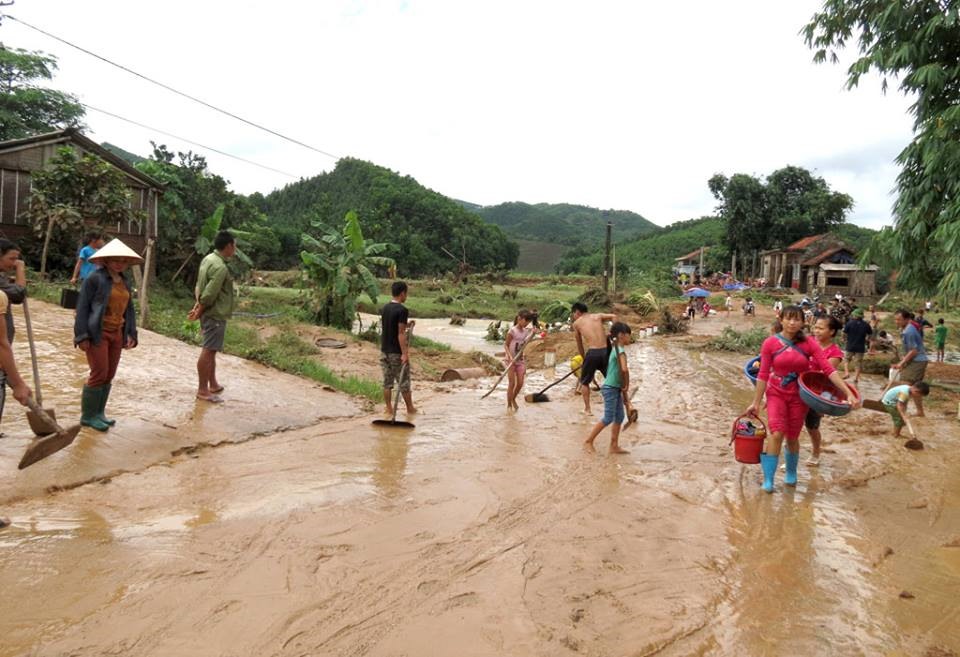 Ngay sau khi nước lũ rút, người dân nhanh chóng thu dọn khắc phục hậu quả.