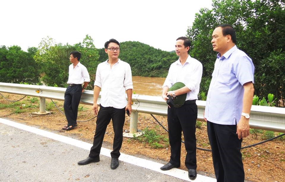 Lãnh đạo huyện Ba Chẽ chỉ đạo ngành điện nhanh chóng khắc phục những cột điện bị đổ, đảm bảo lưới điện cho nhân dân.