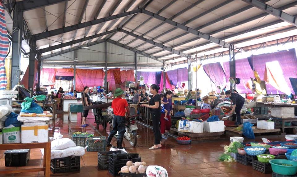 Các tiểu thương tại chợ thị trấn nhanh chóng trở lại kinh doanh, buôn bán.