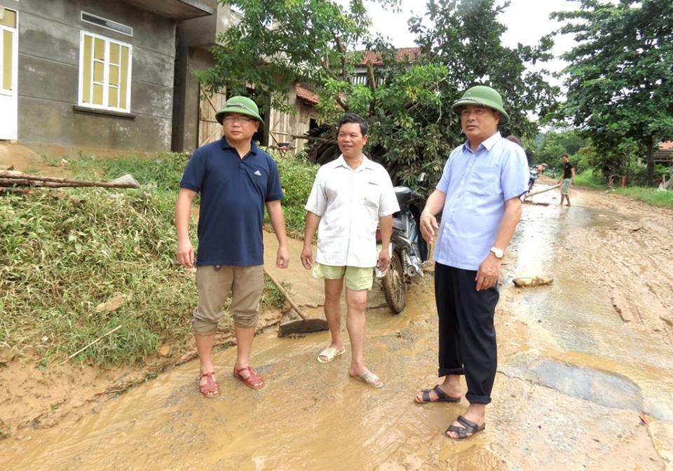 Lãnh đạo huyện chỉ đạo cơ sở và động viên nhân dân nhanh chóng khắc phục sau lũ, chú trọng đến công tác phòng trừ dịch bệnh.