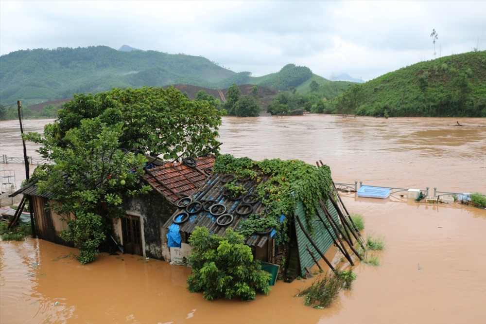 Trước đó sáng nhày 19/7, mưa lũ dâng cao khiến nhiều nhà dân bị ngập nặng.