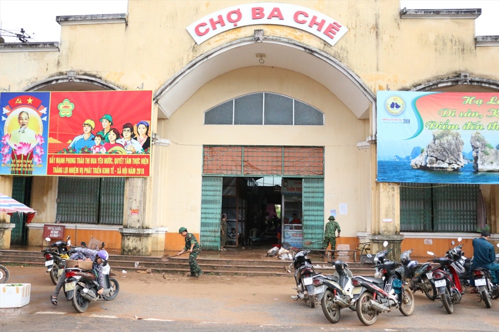 Ban Chỉ huy quân sự huyện Ba Chẽ đã huy động lực lượng gần 250 cán bộ, chiến sĩ xuống các xã, thị trấn giúp dân khắc phục hậu quả.