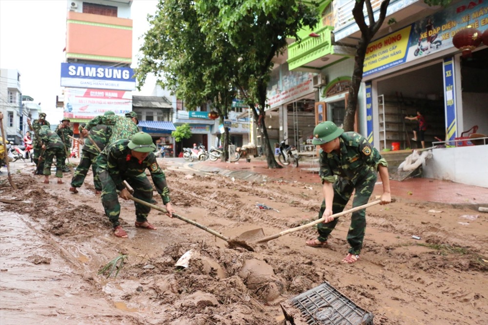 Ban Chỉ huy quân sự huyện Ba Chẽ đã huy động lực lượng gần 250 cán bộ, chiến sĩ xuống các xã, thị trấn giúp dân khắc phục hậu quả.