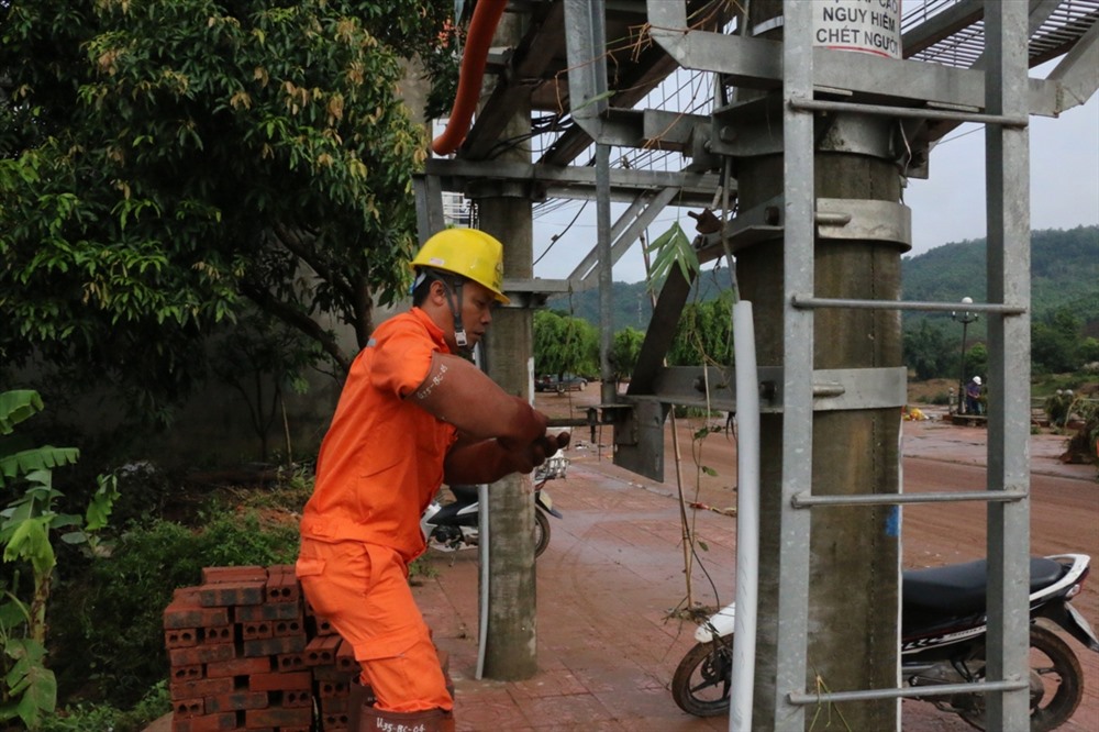 Hiện Điện lực Ba Chẽ đang huy động tối đa lực lượng, khắc phục sự cố điện lưới. Thời điểm 9h ngày 20/7, toàn huyện mới chỉ có khu vực trung tâm thị trấn có điện.