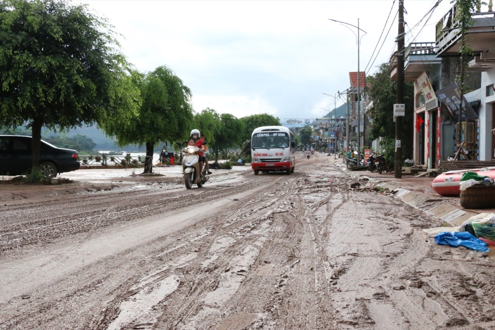 Đến thời điểm này, các tuyến tỉnh lộ kết nối vào huyện cơ bản đã được thông suốt.