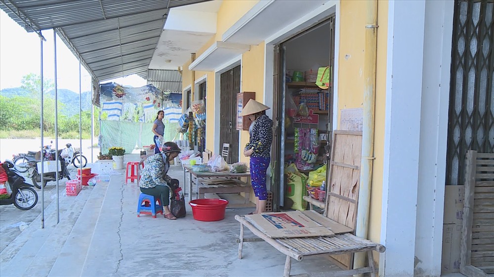 khung cảnh đìu hiu từ ngoài tiền sảnh vào trong các đình chợ, và đình chợ là nơi để phương tiện đường thủy