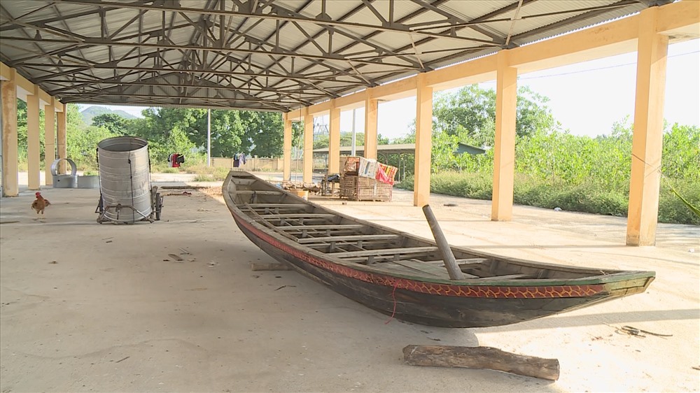 khung cảnh đìu hiu từ ngoài tiền sảnh vào trong các đình chợ, và đình chợ là nơi để phương tiện đường thủy