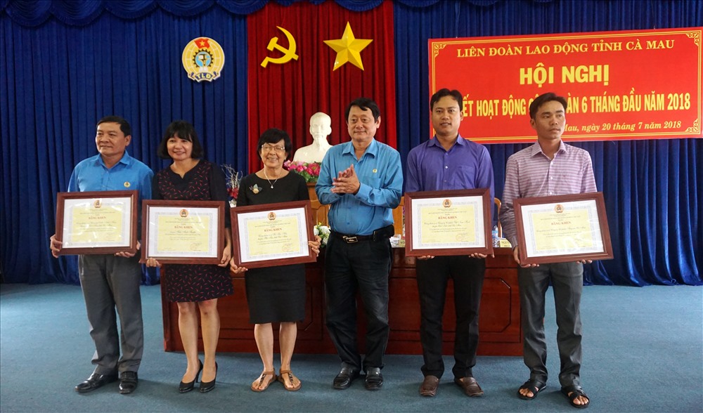 Các tập thể nhận Bằng khen của Tổng LĐLĐ Việt Nam (ảnh Nhật Hồ)