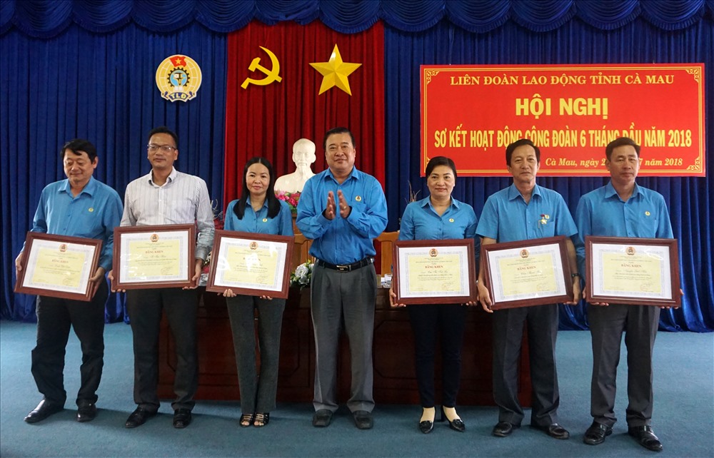 Các cá nhân nhận Bằng khen của Tổng LĐLĐ Việt Nam (ảnh Nhật Hồ)