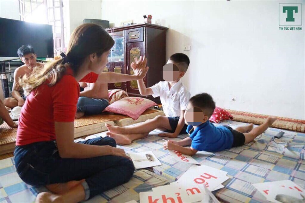 Bé H nhanh chóng hoà nhập với gia đình mẹ Hương. Ảnh: TTVN