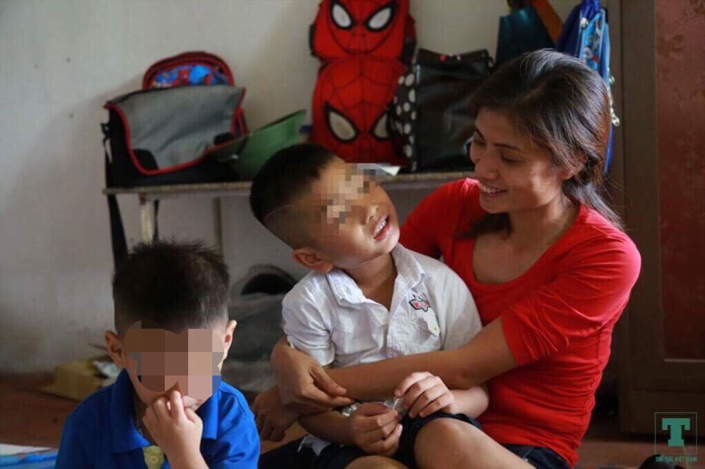 Bé H vui vẻ trò chuyện với mẹ Hương và chơi với em trai. Ảnh: TTVN