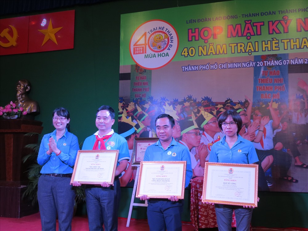 Chủ tịch LĐLĐ TP Trần Thị Diệu Thúy tặng Bằng khen của Tổng LĐLĐ Việt Nam cho các tập thể có thành tích xuất sắc trong quá trình tổ chức Trại hè Thanh Đa