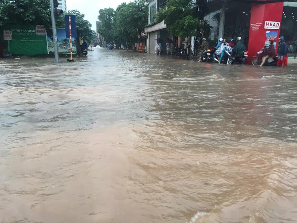 Đường Tố Hữu ngập trong biển nước.