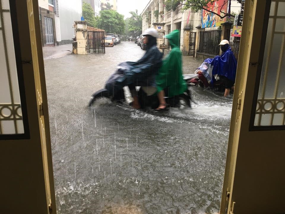 Mưa kéo dài, các tuyến phố bị ngập nặng.