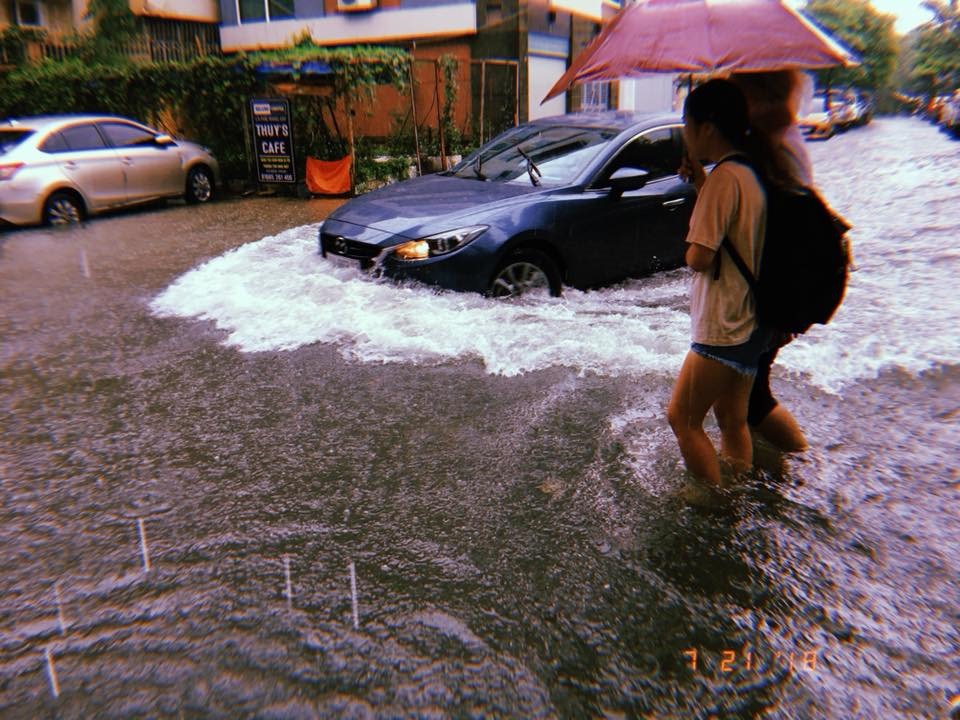 Đường Lương Ngọc Quyến (Văn Quán, Hà Đông) bị ngập nặng, phương tiện giao thông đi lại khó khăn,