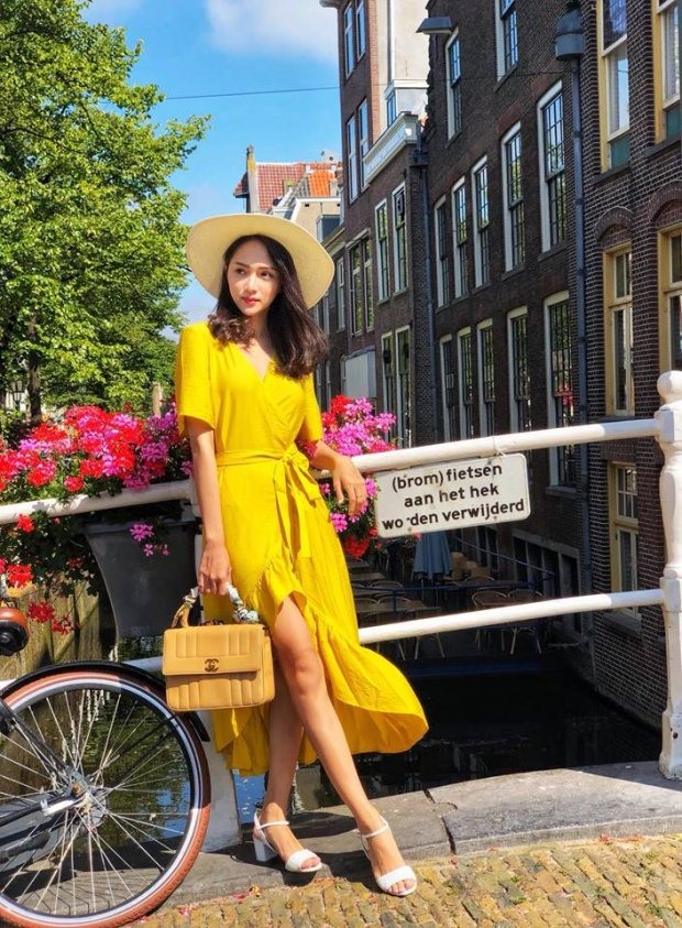 Người đẹp cao m78 này xinh đẹp nổi bật trong chiếc váy vàng