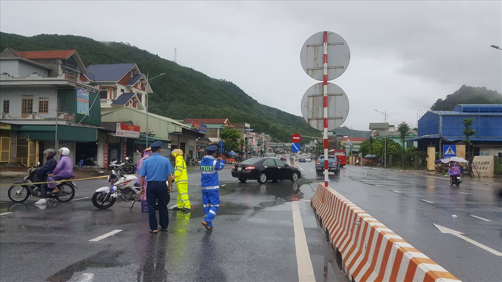 Cơ quan chức năng có mặt từ sớm phân luồng, hướng dẫn các phương tiện di chuyển