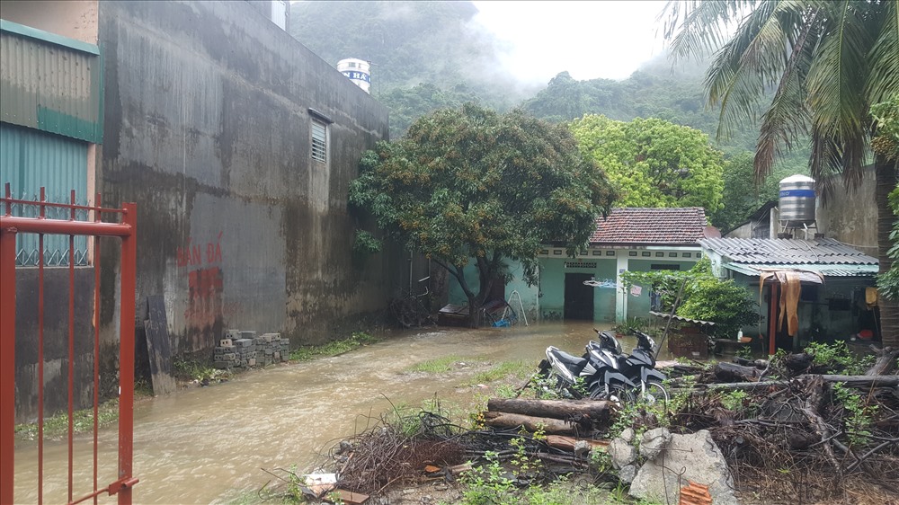 Nhiều nhà dân bị nước tràn vào