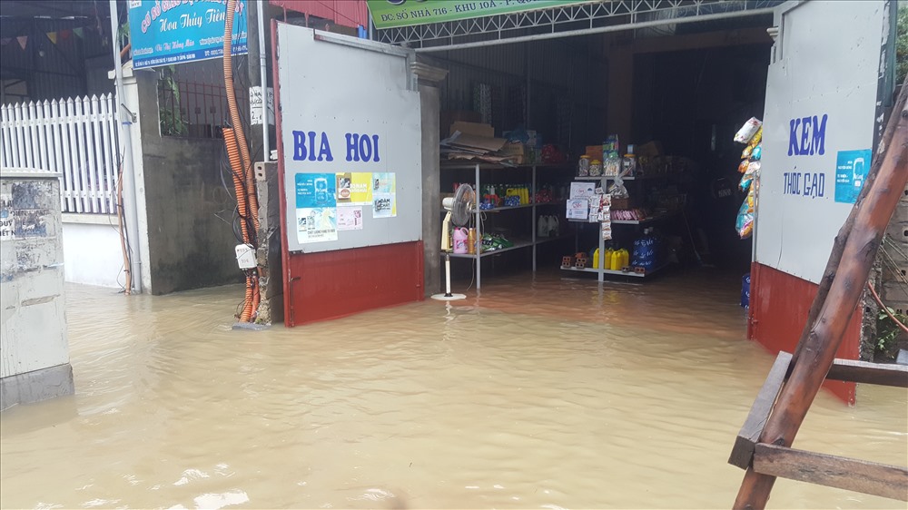 Nhiều nhà dân bị nước tràn vào