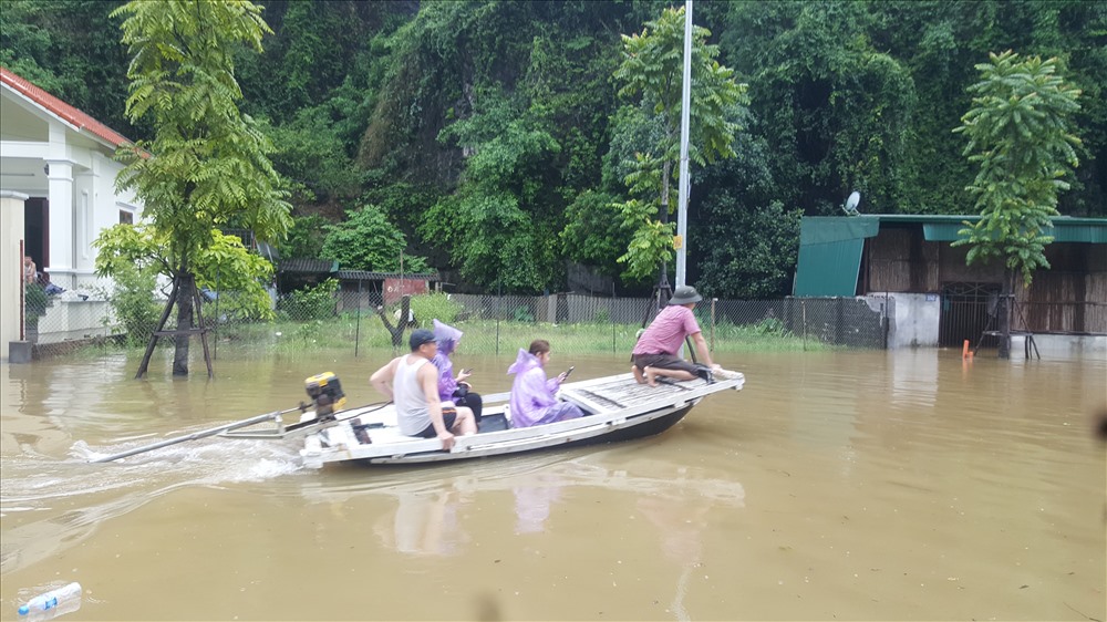 Thuyền, bè, các phương tiện tự chế đc người dân sử dụng để đi qua điểm úng ngập