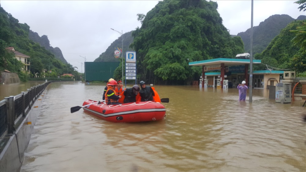 ...và cả hỗ trợ người dân di chuyển nếu cần