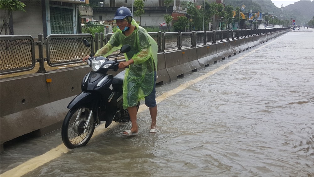 Một số phương tiện của người dân bị chết máy khi cố di chuyển qua đoạn ngập.