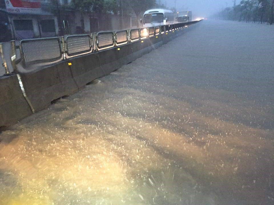 Ngay từ sáng sớm, đoạn km12 phường Quang Hanh đã xảy ra tình trạng ngập lut