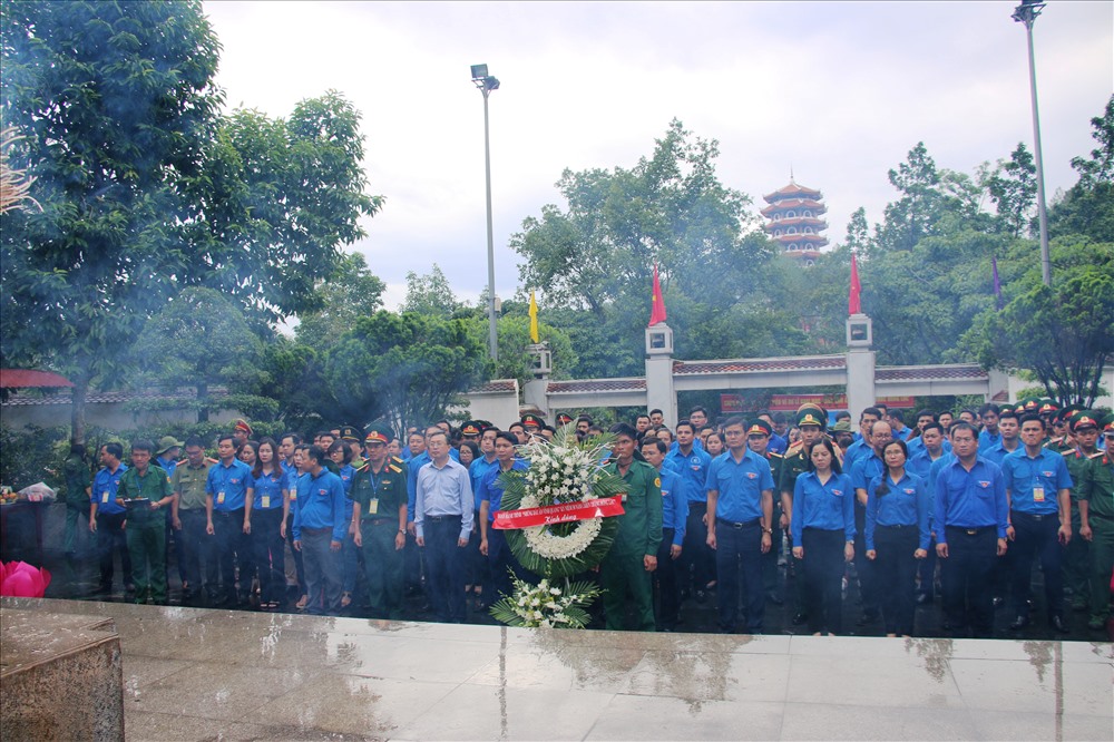 Đoàn đến dâng hoa, thắp hương tại Khu di tích Ngã ba Đồng Lộc...