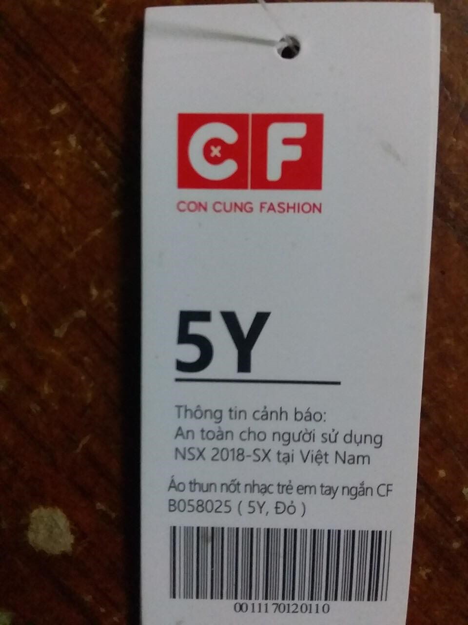 Nhãn mác trên quần áo trẻ em Con Cưng bị nghi vấn (ảnh ông Vĩnh cung cấp)