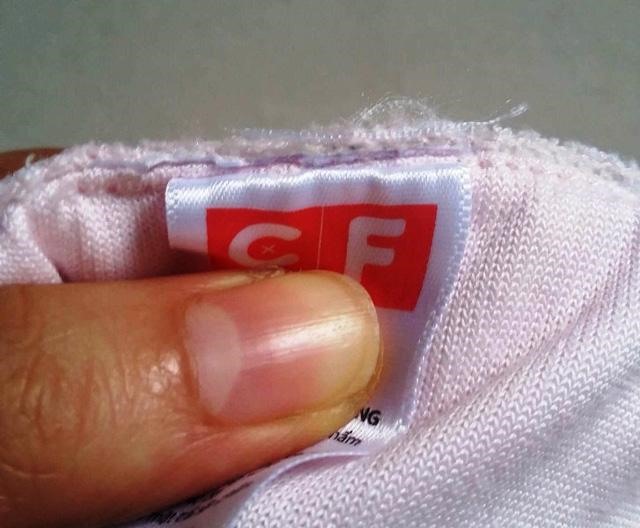 Tem nhãn Con Cưng bị khách nghi ngờ (ảnh do khách hàng cung cấp)