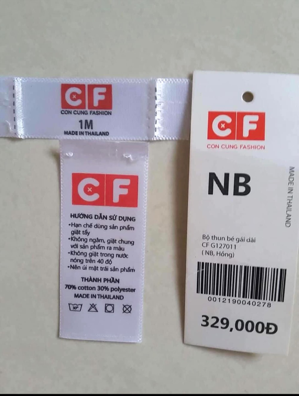 Tem nhãn Con Cưng trên bộ quần áo ông Vĩnh mua (ảnh do ông Vĩnh cung cấp)