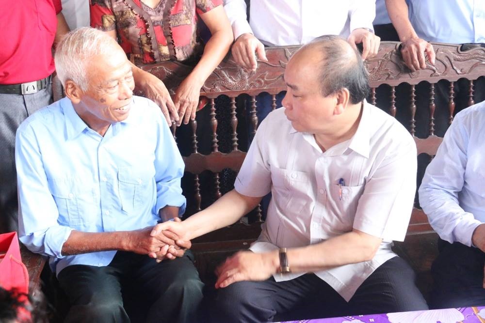 Thủ tướng cùng đoàn công tác đến thăm, tặng quà cho các gia đình chính sách
