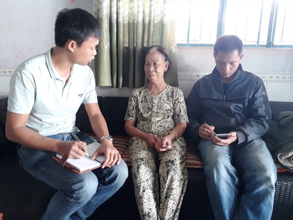 Cô Đoàn Thị Tuyết (ở giữa) - nhân chứng - người chứng kiến Y Nhiêu nằm trong ống cống, chờ chết. Ảnh Đình Văn
