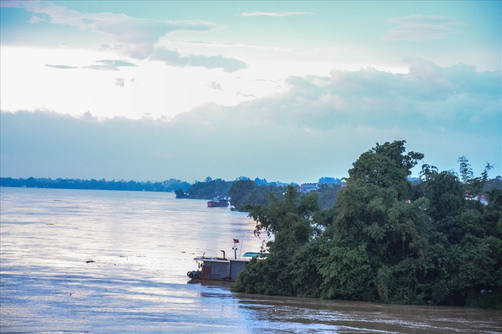 Tính đến chiều nay, tỉnh Phú Thọ có 2 người chết do sạt lở đất là bà Trần Thị Bất, 81 tuổi và cháu Hà Tuấn Kiệt, 11 tuổi ở xã Long Cốc, huyện Tân Sơn.