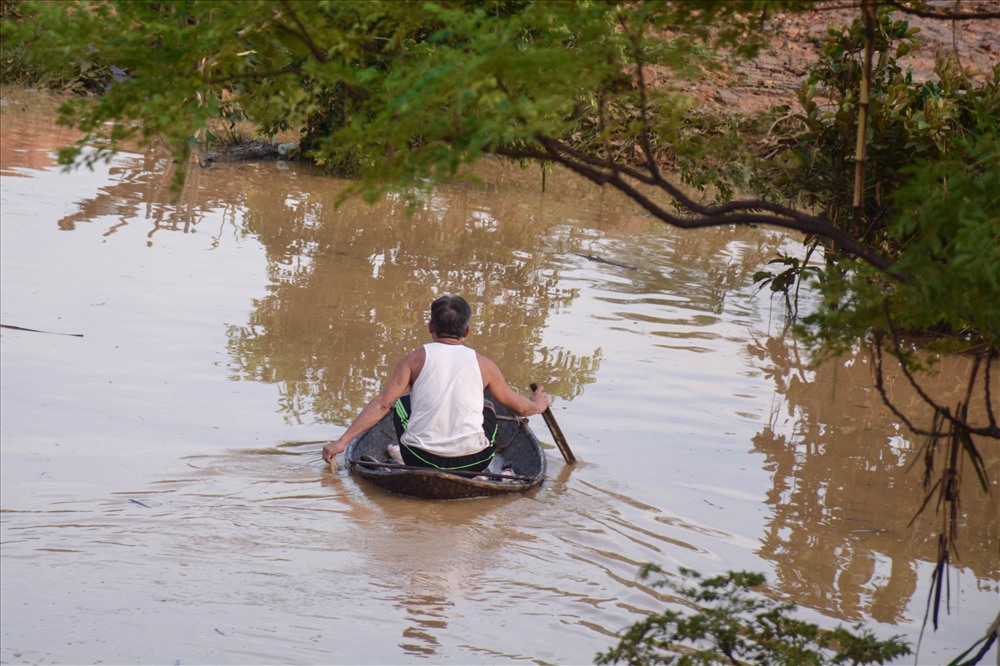 Phương tiện di chuyển duy nhất của người dân là những chiếc thuyền nhỏ.