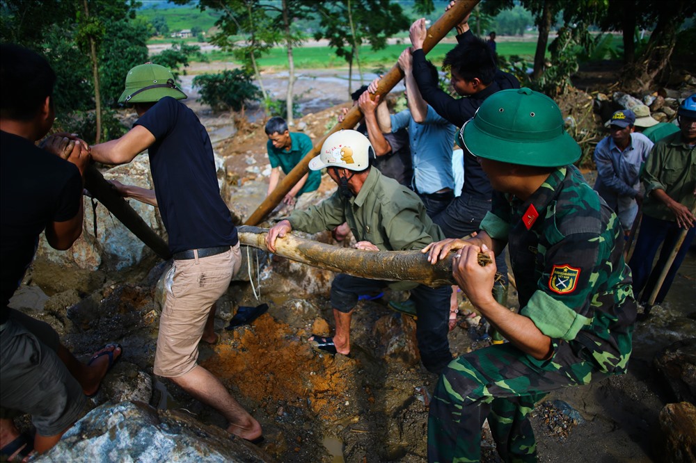 Công binh đang dọn đường vào bản Tủ, xã Sơn Lương, huyện Văn Chấn, Yên Bái.