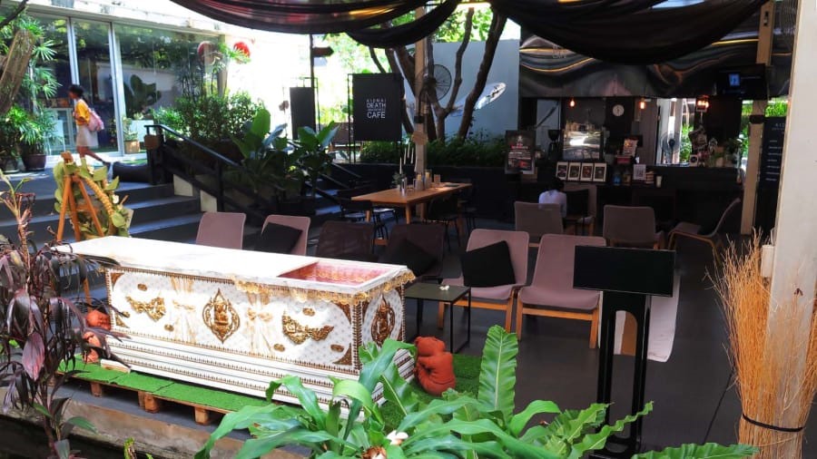 Thưởng thức cà phê và trải nghiệm trong quan tài. Ảnh: CNN Travel