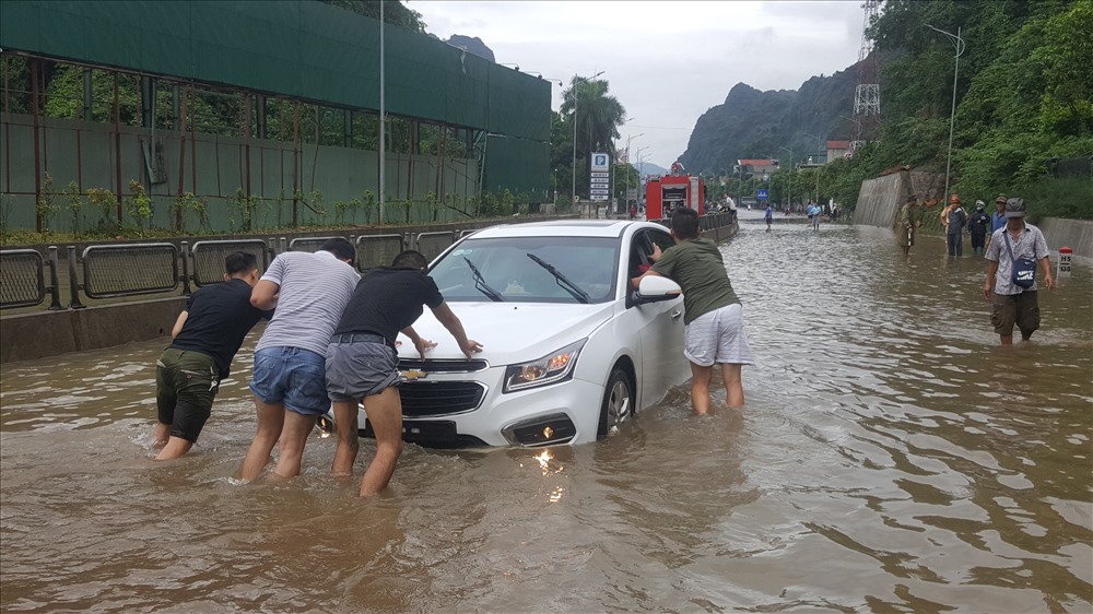 Một số phương tiện của người dân bị mắc kẹt do cố vượt qua điểm ngập úng.