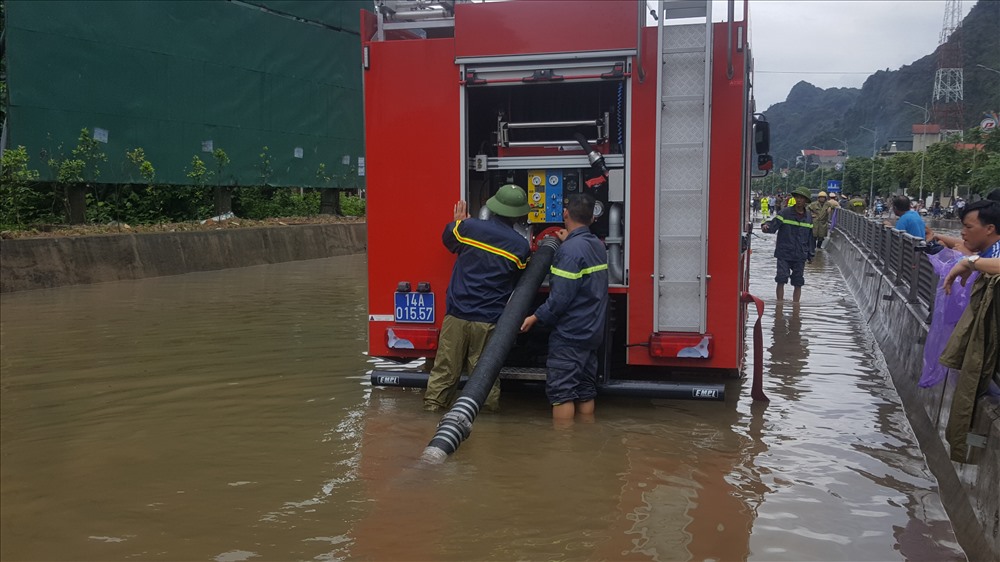 Xe chuyên dụng và máy bơm của lực lượng PCCC đã được huy động, nhanh chóng tiêu thoát nước.