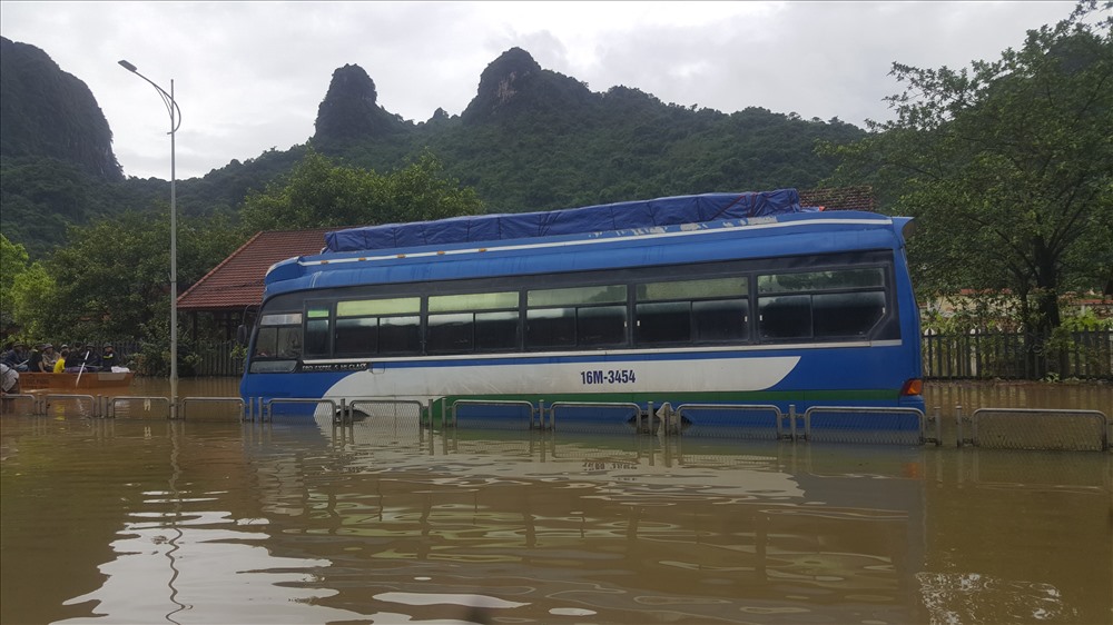 Một số phương tiện của người dân bị mắc kẹt do cố vượt qua điểm ngập úng.