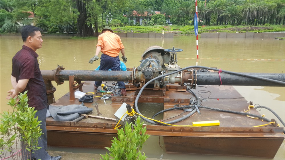 Máy bơm công suất lớn của một doanh nghiệp than trên địa bàn đã được huy động đến khắc phục ngập lụt.
