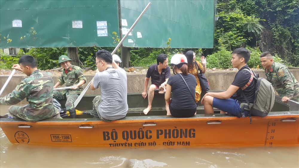 Lực lượng quân đội, CSGT túc trực hỗ trợ người dân, phân luồng đảm bảo giao thông.