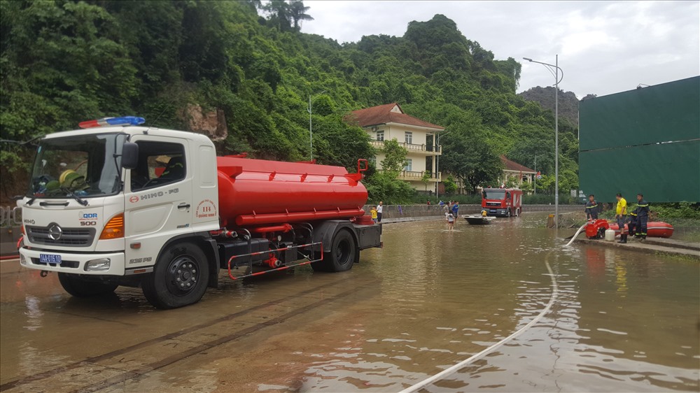 Xe chuyên dụng và máy bơm của lực lượng PCCC đã được huy động, nhanh chóng tiêu thoát nước.