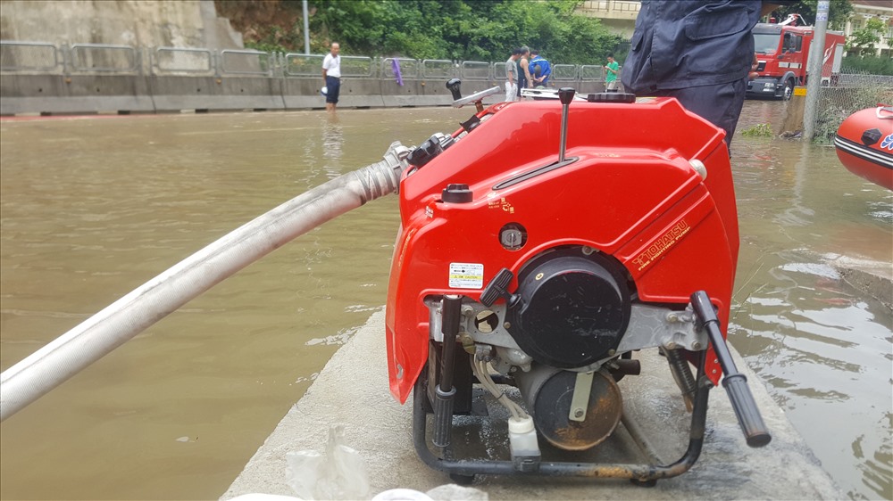 Xe chuyên dụng và máy bơm của lực lượng PCCC đã được huy động, nhanh chóng tiêu thoát nước.