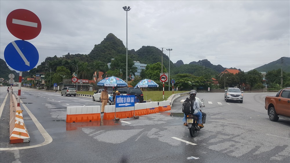 Lực lượng quân đội, CSGT túc trực hỗ trợ người dân, phân luồng đảm bảo giao thông.