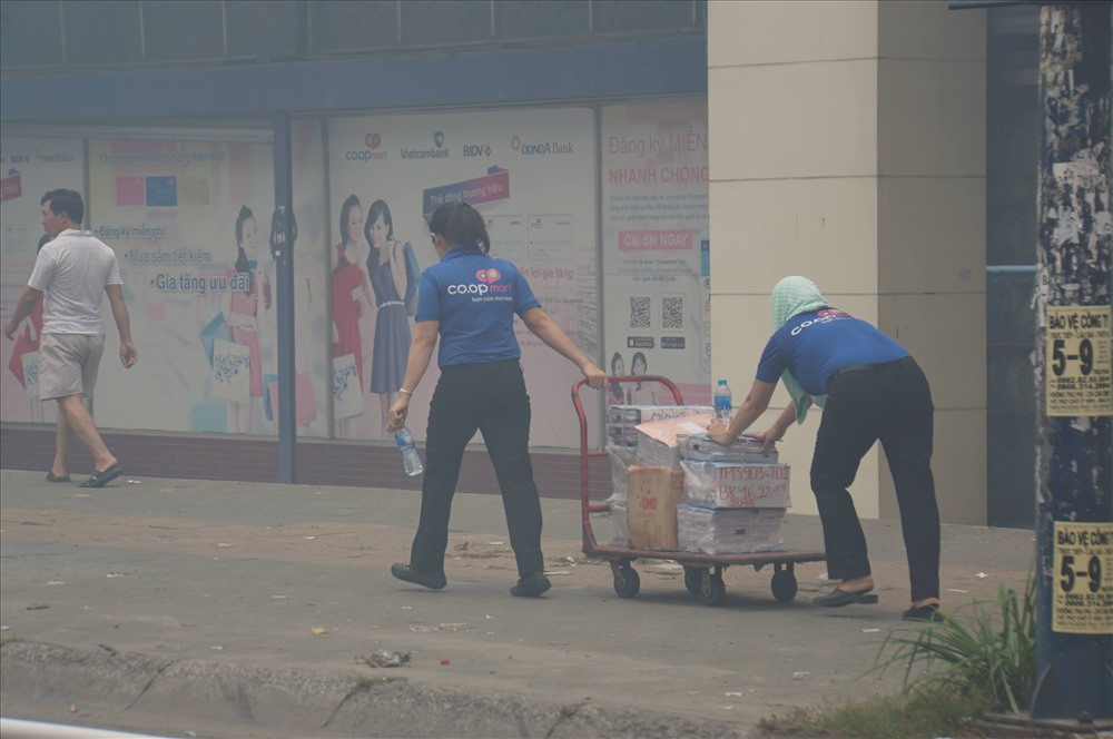 Nhân viên siêu thị dọn hàng hóa ra ngoài.
