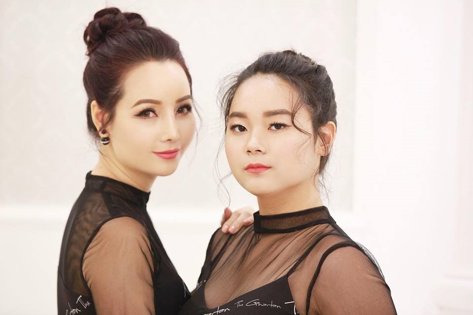 Mai Thu Huyền cùng con gái Huyền Anh cùng thực hiện bộ ảnh đánh dấu từng sự trưởng thành của con. Ảnh: Trương Đại Dương