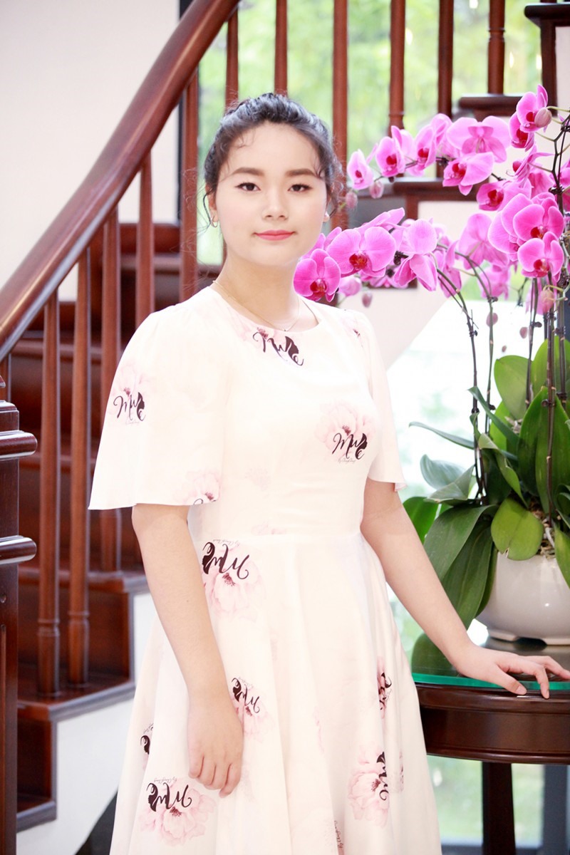 Mặc dù không có dáng người thon thả như mẹ nhưng ở Huyền Anh lại toát lên sức sống căng tràn, đáng yêu và đầy tự tin. Ảnh: Trương Đại Dương